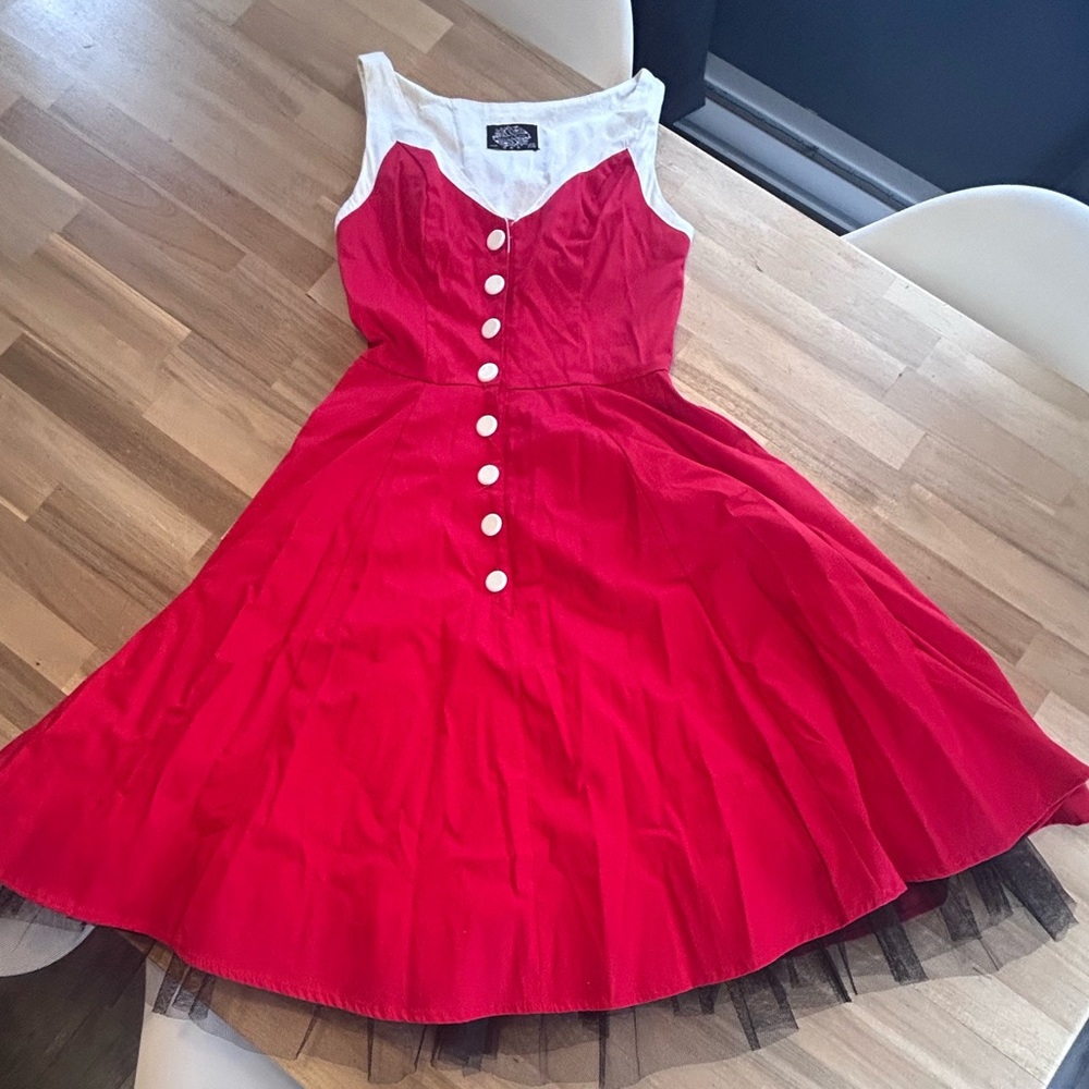 Robe pin-up rouge style rétro années 50, inspirée de la marque Hearts & Roses.